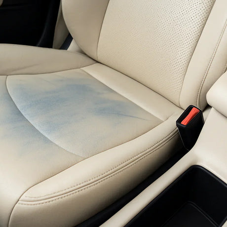 Wenn Jeans Spuren hinterlassen – so entfernen Sie Verfärbungen sicher vom Autoleder